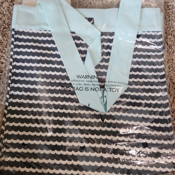 New Essential Storage Tote Scallop Stripe Thirty-One - Picture 1 of 2